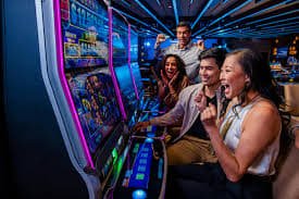 Pengguna menjaga privasi akun di ponsel